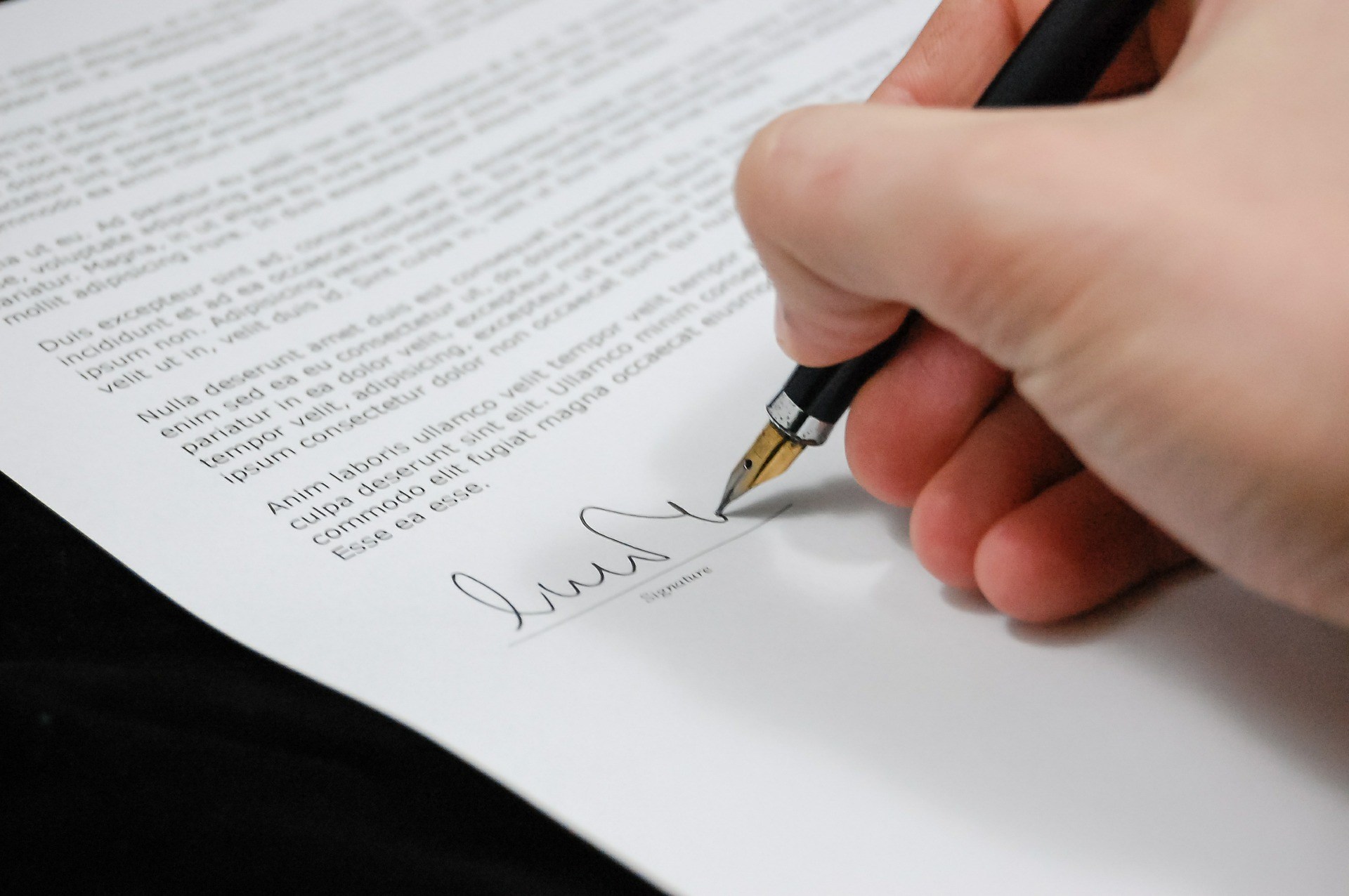 Firmando un documento